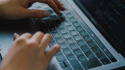 要約筆記はなぜ人手不足なのか｜現場スタッフが感じている“見えにくい課題